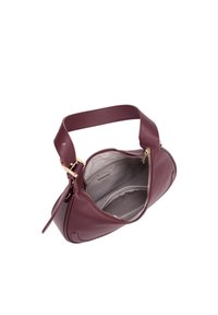 Borsa in pelle bordeaux con forma arrotondata, chiusura con zip dorata e texture liscia; interno in tessuto grigio chiaro con pochi scomparti.