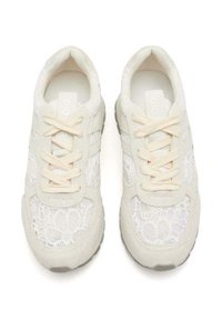 Sneakers con lacci con una tomaia in rete bianca con motivi floreali. Dettagli in beige morbido e punta arrotondata; suola in gomma texturizzata.