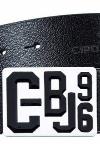 Zwarte leren riem met een gestructureerde afwerking, met een rechthoekige witte plaat die met zwarte letters de alfanumerieke code "GBJ96" in dikgedrukte letters bevat.