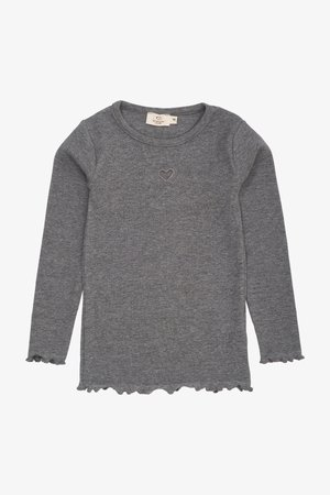 Hallgray pikkade varrukatega särk, mis on valmistatud pehmest materjalist, koos õmmeldud südameDetailiga rinnal ja lainelise äärtega, millel on toored servad.