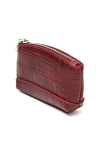 Piccola borsa in pelle rossa scura con texture a coccodrillo e una zip in argento sulla parte superiore, angolata per mostrare la parte anteriore e il lato.