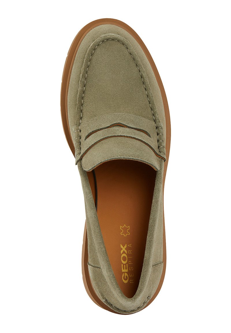 Mocassins en daim vert avec une texture lisse, une semelle en caoutchouc et des coutures décoratives sur le dessus. Logo doré "Geox Respira" à l'intérieur.