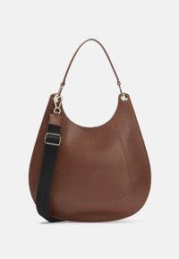 Ruskea nahkainen olkalaukku, jossa on kaareva muotoilu. Laukussa on musta säädettävä hihna ja kultasävytteiset metalliosat. Pinta on sileä ja siinä on ompelutiedot.