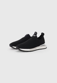 Sneakers neri senza lacci con superiori in maglia, suola intermedia bianca e accenti argentati lucidi sul tallone. Design leggero e flessibile.