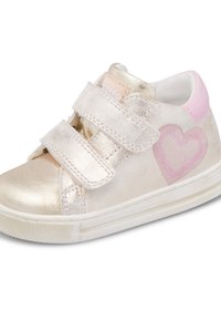 Sneaker metallizzati oro con cinturini in velcro, dettagli rosa pallido, tomaia texture con disegno a forma di cuore rosa e suola in gomma bianca.