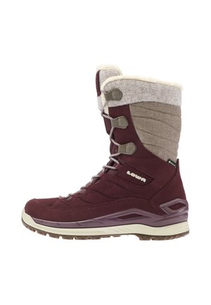 Bordeauxrode winterwandelschoen met een beige gebreide boord, veters aan de voorkant, een gedempte zool en een Gore-Tex-label voor waterdichte bescherming.