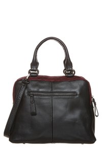 Sort læder skuldertaske med en bordeaux-quiltet top. Har dobbelt håndtag, en aftagelig rem og en baglomme med lynlås til sikker opbevaring.