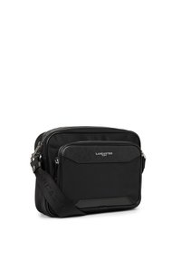 Borsa a tracolla nera realizzata in tessuto durevole, con una tasca frontale testurizzata, accessori in argento, chiusure con zip e una tracolla regolabile.