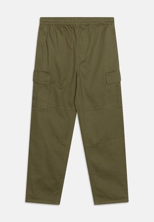 Pantalon cargo vert olive avec taille élastique et poches à rabat sur les deux cuisses, présenté sur un fond blanc.