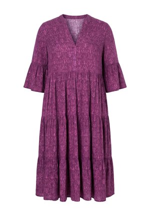 Fioletowa sukienka midi na kilka warstw z subtelnym wzorem, dekoltem w kształcie litery V i rozkloszowanymi rękawami do łokci.