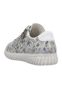 Zapatilla gris claro con diseño floral, parte superior de textil, detalles en blanco, cordones en la parte delantera y suela de goma texturizada. Forma redondeada, estilo bajo.