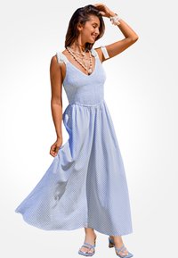 Maxikleid in Hellblau mit weißen Streifen. Mit einem gerafften Oberteil, V-Ausschnitt und weißen Bandakzenten an den Schultern. Glatter Stoff.