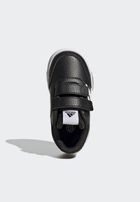 Melna sintētiskā ādas kurpe ar diviem pielāgojamiem siksniņām. Balta zole un iekšējā oderējums. Uz augšdaļas ir tekstūra un logotips uz mēles.