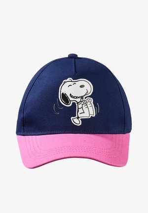 Cappello blu navy con visiera rosa, caratterizzato da una grafica di un cane da cartone animato sorridente in bianco. Realizzato in tessuto con design strutturato.