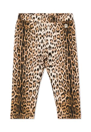 Peuterlegging met luipaardprint, elastische tailleband en klein metalen logodetail nabij de taille op een witte achtergrond.