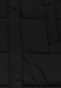 Czarna kurtka puchowa o pikowanym wzorze. Posiada zamek błyskawiczny i kieszeń z przodu. Materiał wydaje się gładki z lekko matowym wykończeniem.