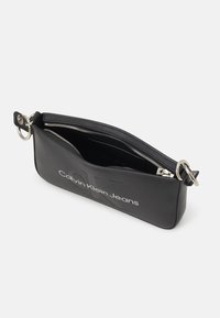 Calvin Klein Jeans SCULPTED SHOULDER POUCH MONO - Kézitáska - black