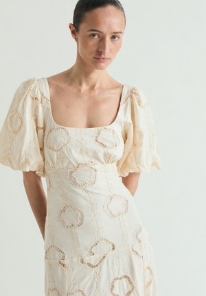 Scalpers, SCALPERS PUFF EMB DRESS - Robe de jour - off white