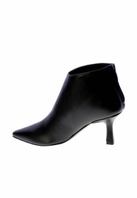Stivale alla caviglia in pelle nera con punta affusolata e tacco a stiletto basso, chiusura con zip laterale.