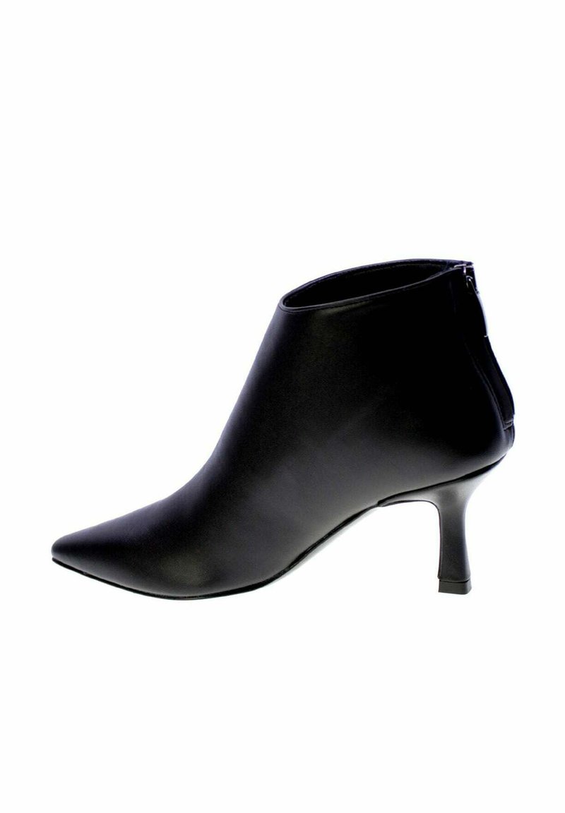 Stivale alla caviglia in pelle nera con punta affusolata e tacco a stiletto basso, chiusura con zip laterale.