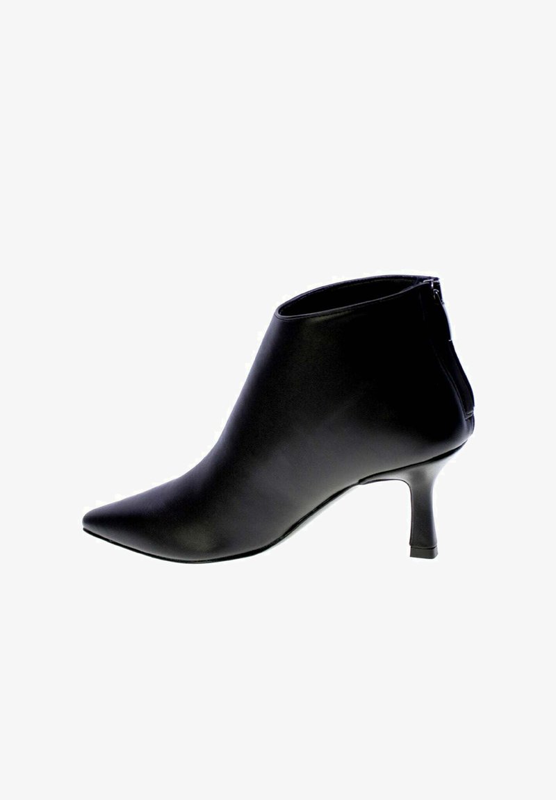 Stivale alla caviglia in pelle nera con punta affusolata e tacco a stiletto basso, chiusura con zip laterale.