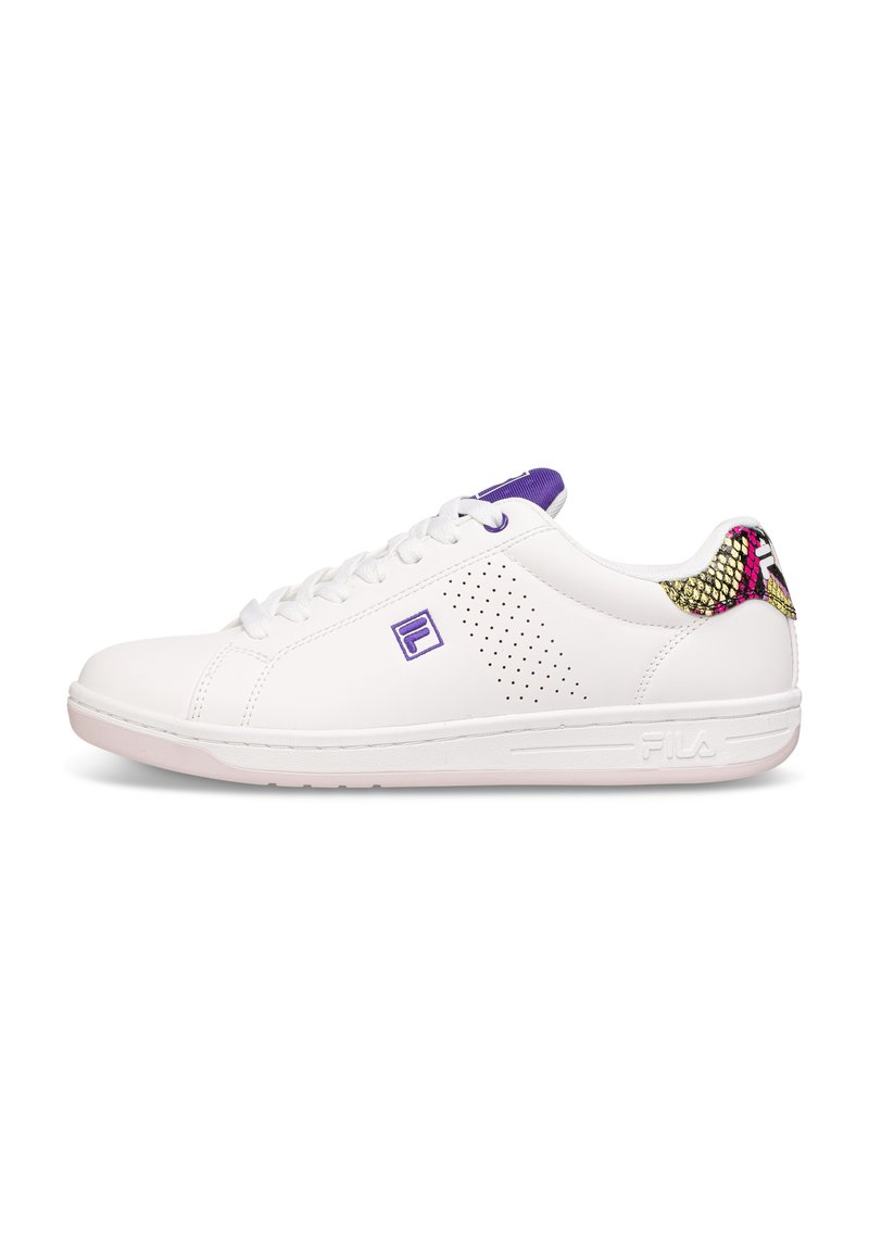 Scarpa sportiva bianca con tallone in tessuto testurizzato viola e motivo multicolore. Presenta fori laterali e logo brandizzato in viola.