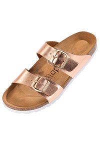 Sandalo a due fibbie con tomaia in un metallico rosè dorato, plantare in sughero marrone chiaro e suola in gomma bianca, offrendo un design comfortevole.