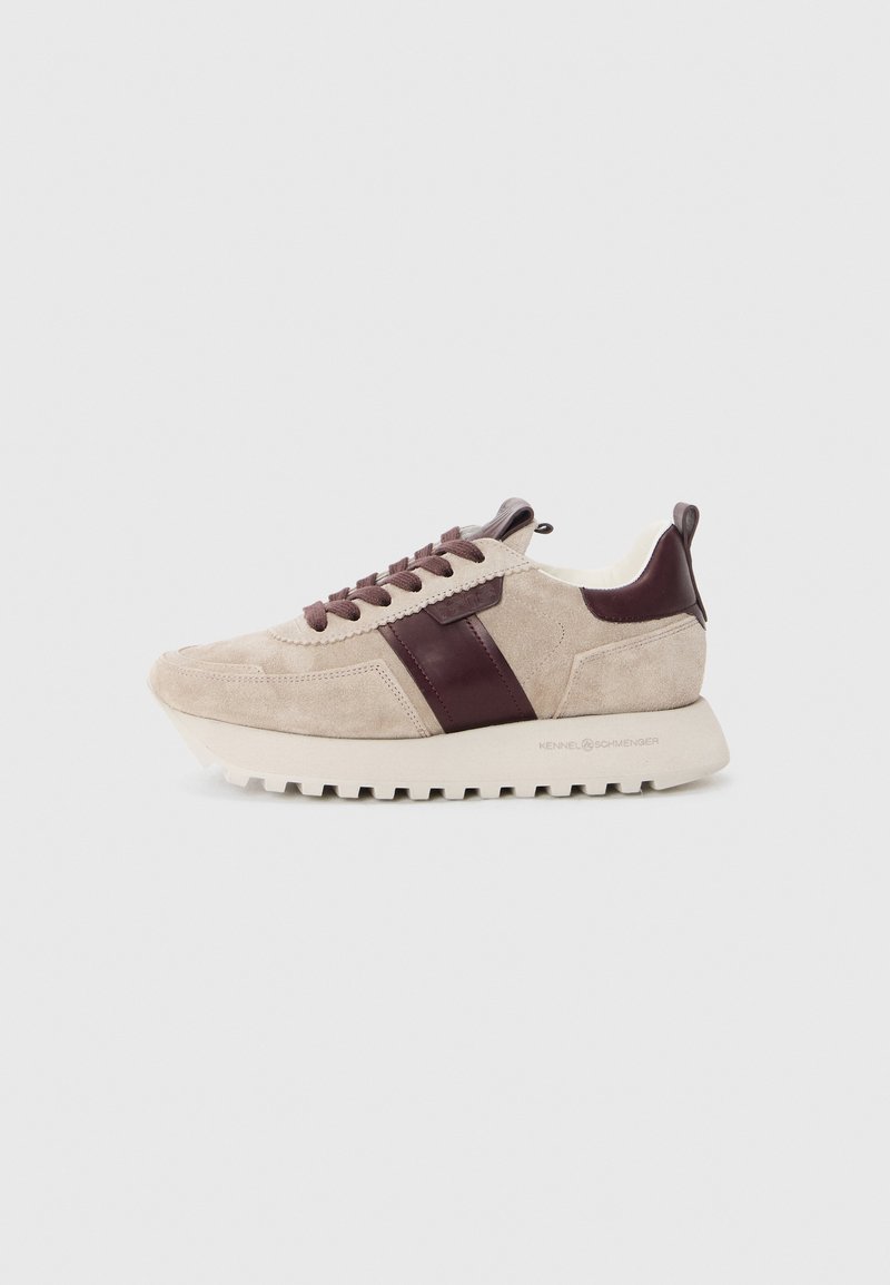 Sneakers en daim beige clair avec des accents bordeaux foncé. Dotés d'un design à lacets, d'une languette rembourrée et d'une semelle en caoutchouc avec un profil texturé.