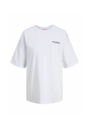 Biała koszulka z krótkim rękawem i okrągłym dekoltem, z czarnym napisem "MANAROLA LUXURY RESORT 85" na lewej piersi.