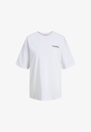 Biała koszulka z krótkim rękawem i okrągłym dekoltem, z czarnym napisem "MANAROLA LUXURY RESORT 85" na lewej piersi.