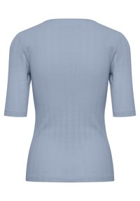 Gaiši zilā adītā blūze ar īsām piedurknēm, kurai ir teksturēts raksts un plaša kakla izgriezums. Aizmugurē redzams vertikālu ribu detalizējums.