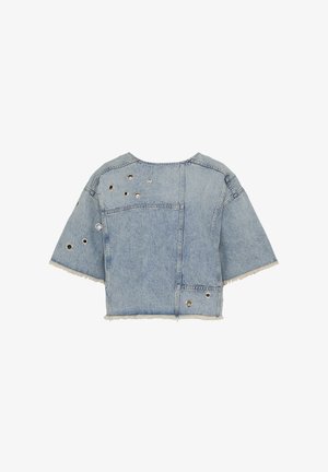 Jachetă scurtă din denim albastru deschis, cu mâneci scurte, margini ciufulite și multiple capse metalice argintii pe spate și pe mânecă.