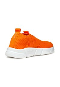 Sneaker lavorato a maglia arancione con suola bianca, design in tessuto testurizzato, pull tab sul tallone e dettagli di ventilazione per la traspirabilità.