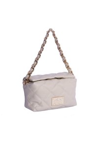Bolso acolchado beige con correa de cadena trenzada en tono dorado y una placa rectangular de la marca en la parte frontal.