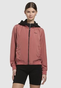 Veste bomber légère, rose, avec capuche noire et fermeture éclair. Dispose de poches latérales et de poignets et d'un ourlet côtelés pour un ajustement confortable.