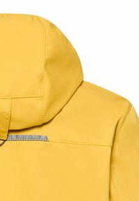 Gelbe wasserdichte Jacke mit angenähter Kapuze und reflektierendem Streifen auf dem oberen Rücken.