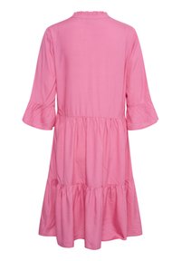 Rochie din bumbac roz, cu decolteu volanat și manșete clopot până la trei sferturi, cu un design de tiv în straturi și un finisaj de țesătură netedă și texturată.