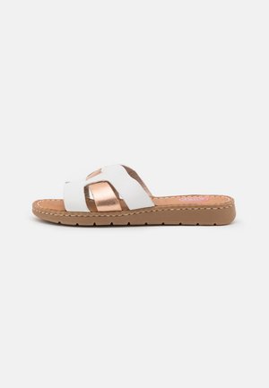 Weiße Rutschsandalen mit metallic-roségoldenen Akzenten, weich gepolsterten Oberriemen in Kreuzdesign, gepolstertem Fußbett und strukturiertem Sohlenprofil.