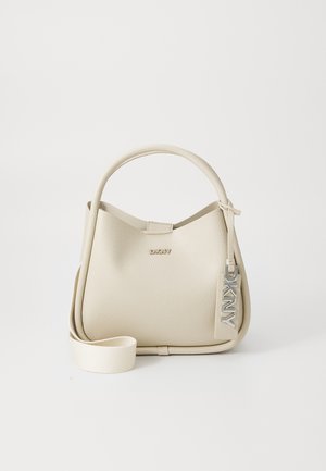 Borsa a mano in pelle beige con forma arrotondata, parte superiore strutturata e tracolla rimovibile. Presenta un logo impresso e un'etichetta decorativa.