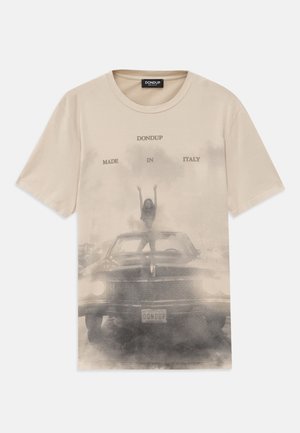 Beige T-shirt med et grafisk print af en person på en vintage bil. "DON DUP" og "MADE IN ITALY" tekst i kontrasterende mørkegrå. Blødt bomuldsstof.