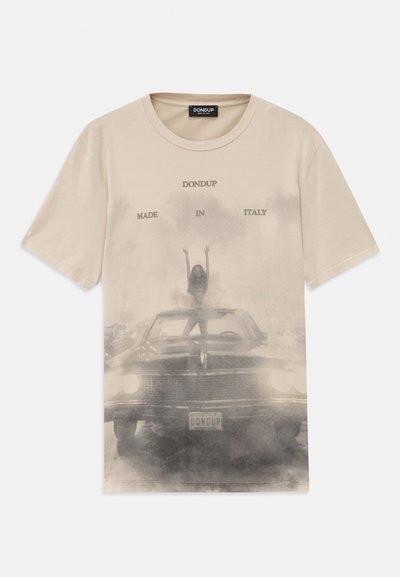 Beige T-shirt med et grafisk print af en person på en vintage bil. "DON DUP" og "MADE IN ITALY" tekst i kontrasterende mørkegrå. Blødt bomuldsstof.