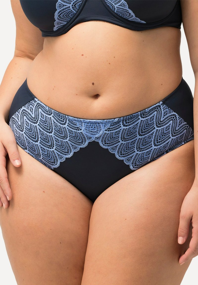 Bas de bikini taille haute noir présentant des détails en dentelle légère bleue à la taille, mettant en valeur des motifs décoratifs en forme de vagues.