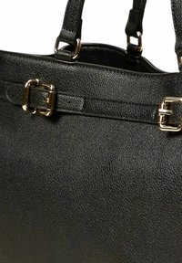 Borsa a mano in pelle nera con superficie strutturata. Presenta ferrature color oro, due manici superiori e un design strutturato con un dettaglio con fibbia.