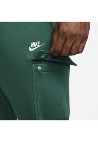 Nike Sportswear SPORTSWEAR CLUB FLEECE - Calças de fato de treino - gorge green gorge green white