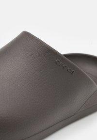 Crocs DYLAN  - Badslippers - brown