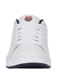 Weiße Ledersneaker mit Schnürdesign, perforierten Seiten und marineblauen Akzenten. Mit K-Swiss-Logo an der Zunge und strukturiertem weißen Sohlen.