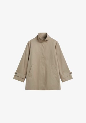 Veste beige mi-longue à manches longues avec col montant, poignets boutonnés, deux poches avant et fermeture avant dissimulée.