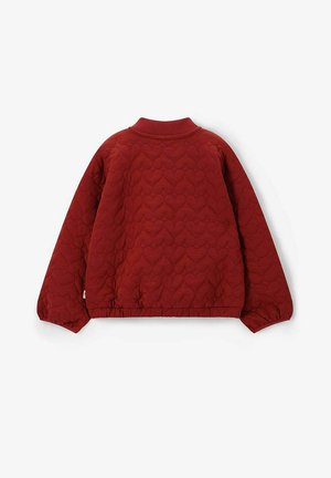 Veste matelassée rouge avec un col côtelé, des poignets et une taille élastiques. Présente un motif en cœur texturé sur tout le tissu.