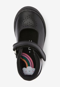 Schwarze Lederschuhe mit perforiertem Design an der Zehe, verstellbarem Riemen und einer Regenbogen-musterierten Innensohle mit einer lächelnden Wolke.
