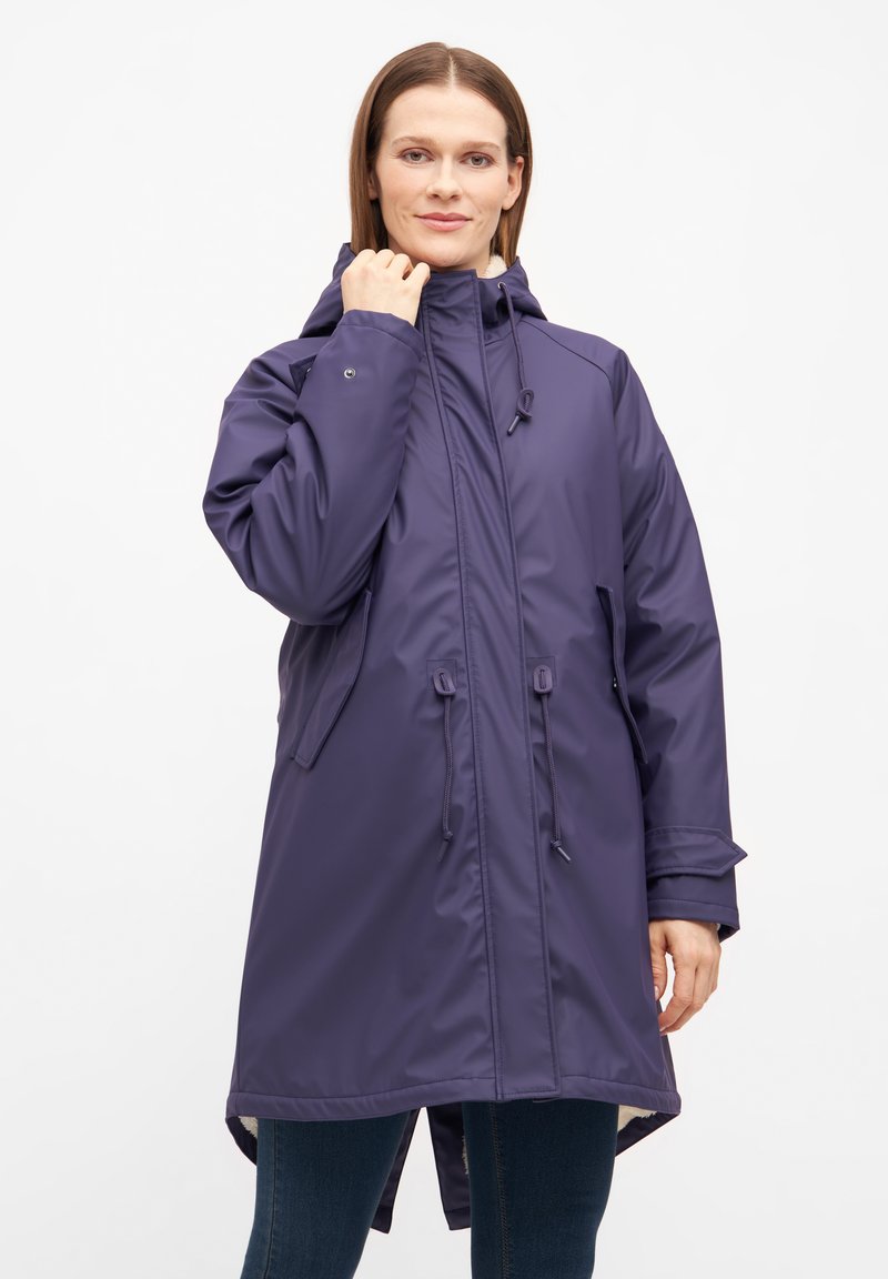 Lila, vattentät ytterjacka med huva, dragsnören och sidofickor; har en lös passform och längre bakstycke.